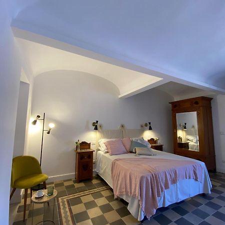 Dimora Dei Minoriti Bed & Breakfast คาตาเนีย ภายนอก รูปภาพ