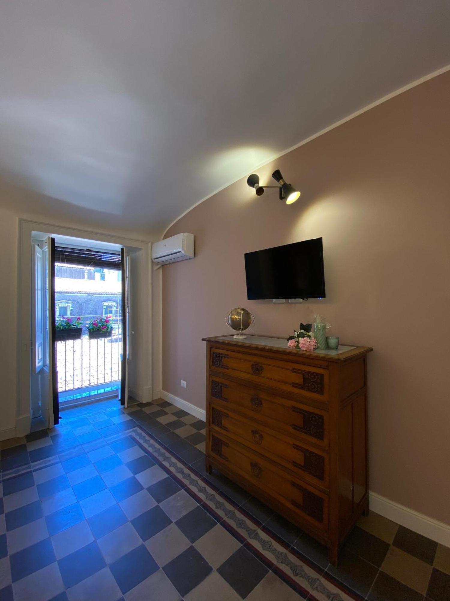 Dimora Dei Minoriti Bed & Breakfast คาตาเนีย ภายนอก รูปภาพ