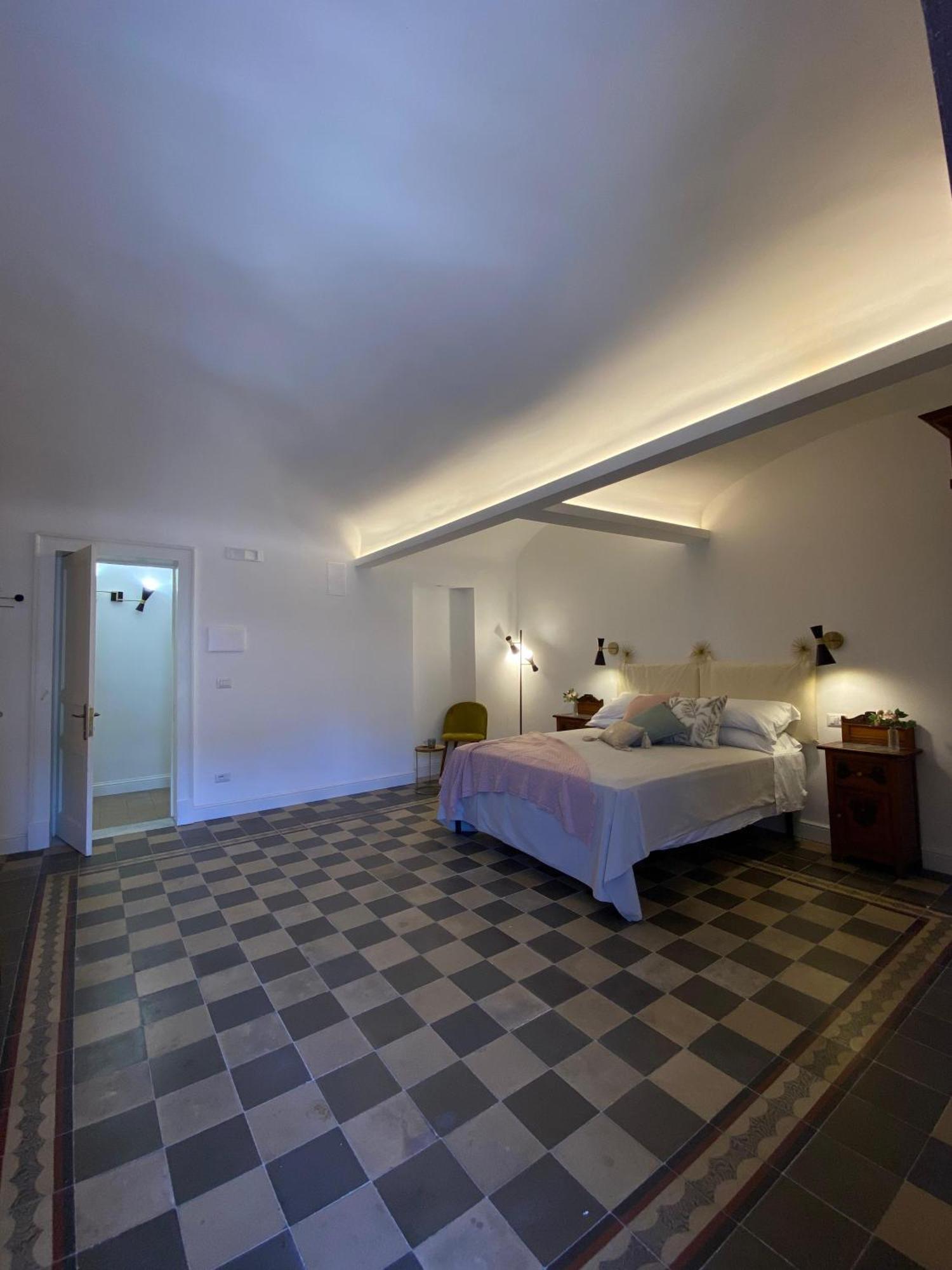 Dimora Dei Minoriti Bed & Breakfast คาตาเนีย ภายนอก รูปภาพ