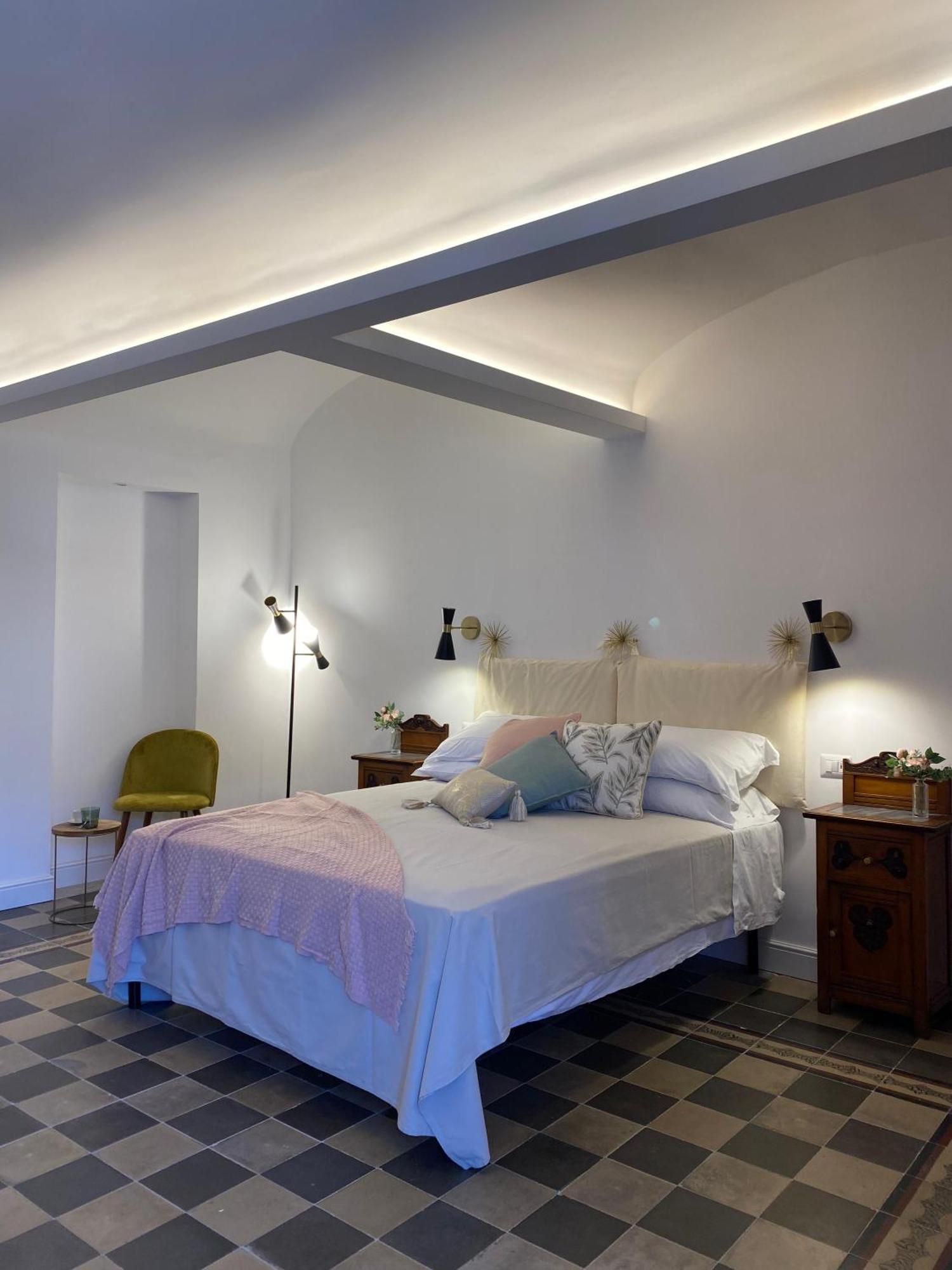 Dimora Dei Minoriti Bed & Breakfast คาตาเนีย ภายนอก รูปภาพ