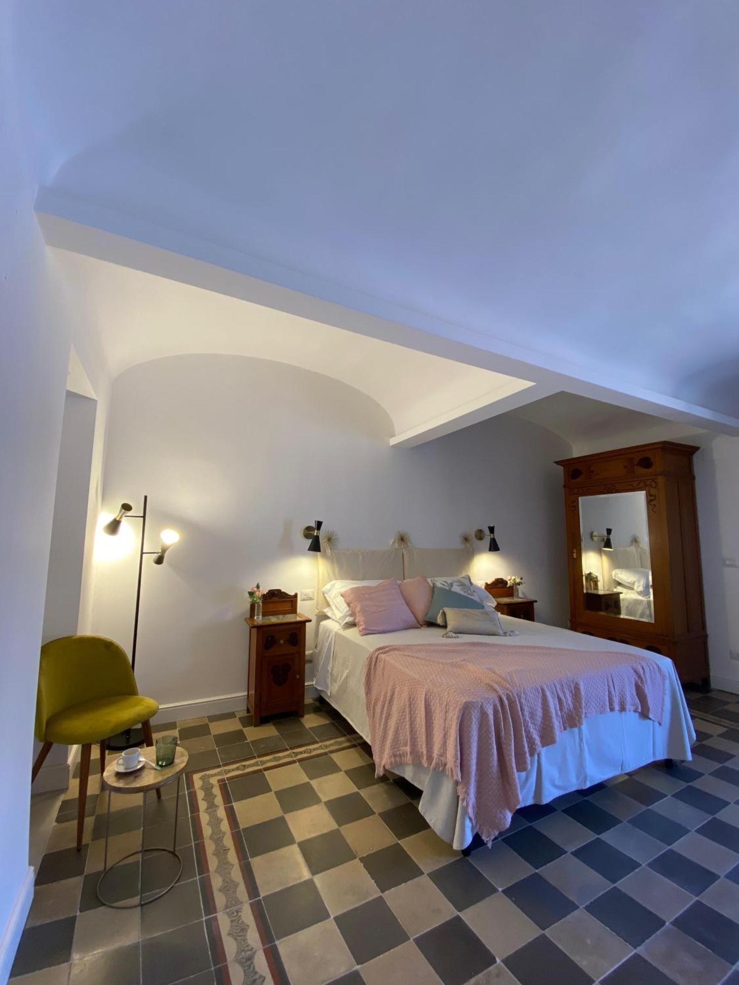 Dimora Dei Minoriti Bed & Breakfast คาตาเนีย ภายนอก รูปภาพ