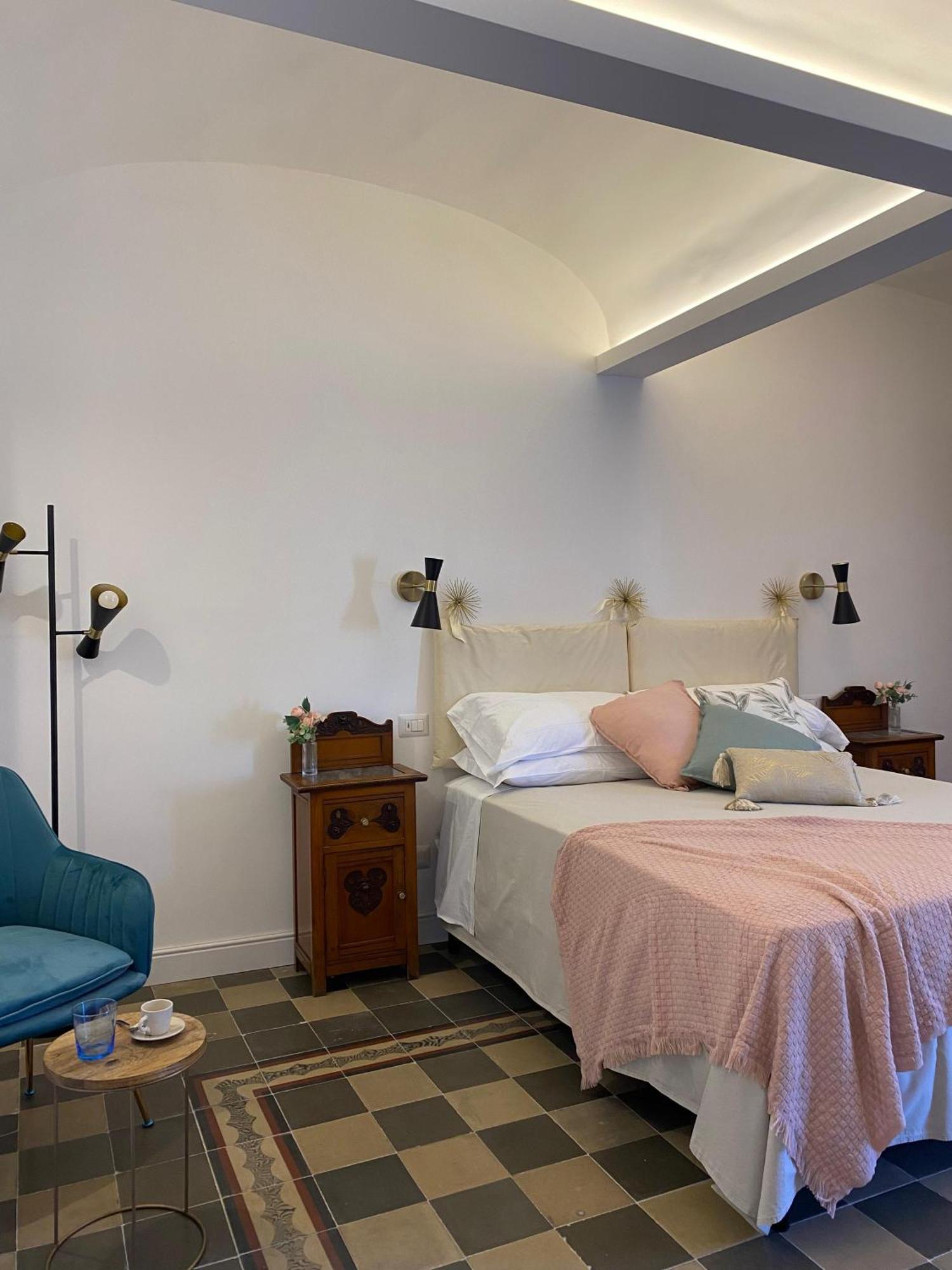 Dimora Dei Minoriti Bed & Breakfast คาตาเนีย ภายนอก รูปภาพ