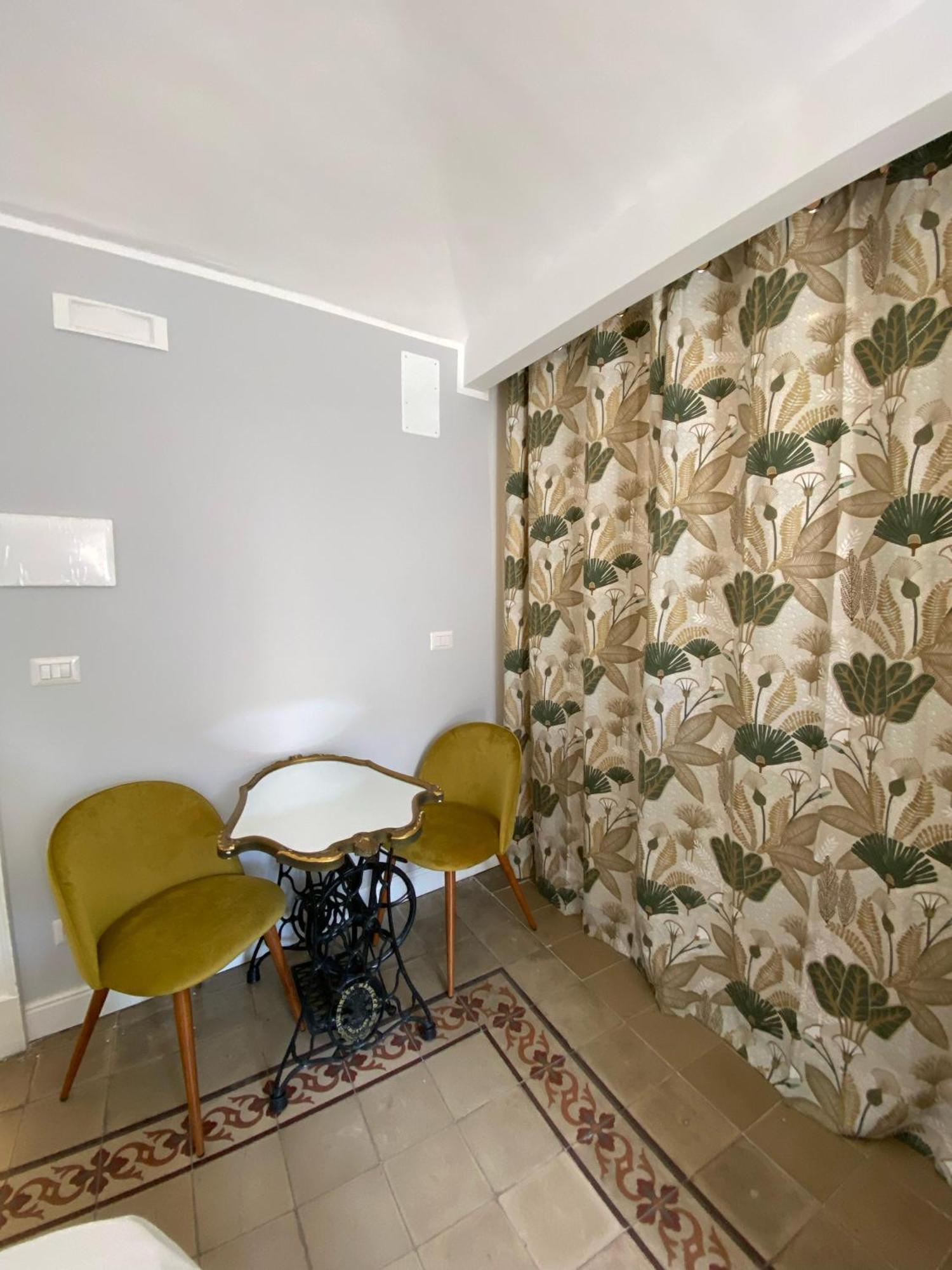 Dimora Dei Minoriti Bed & Breakfast คาตาเนีย ภายนอก รูปภาพ