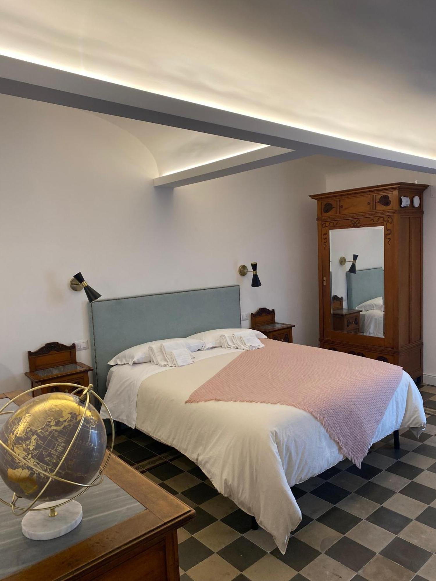 Dimora Dei Minoriti Bed & Breakfast คาตาเนีย ภายนอก รูปภาพ
